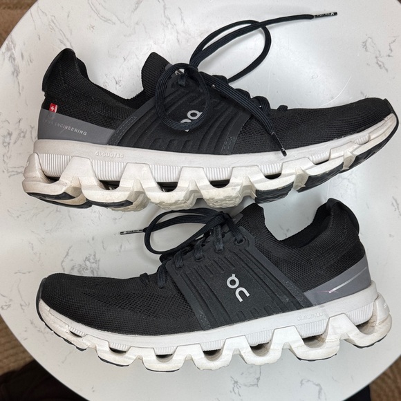 On Running Cloudtec Black and White Athletic Shoes 9.5 - Picture 3 of 9